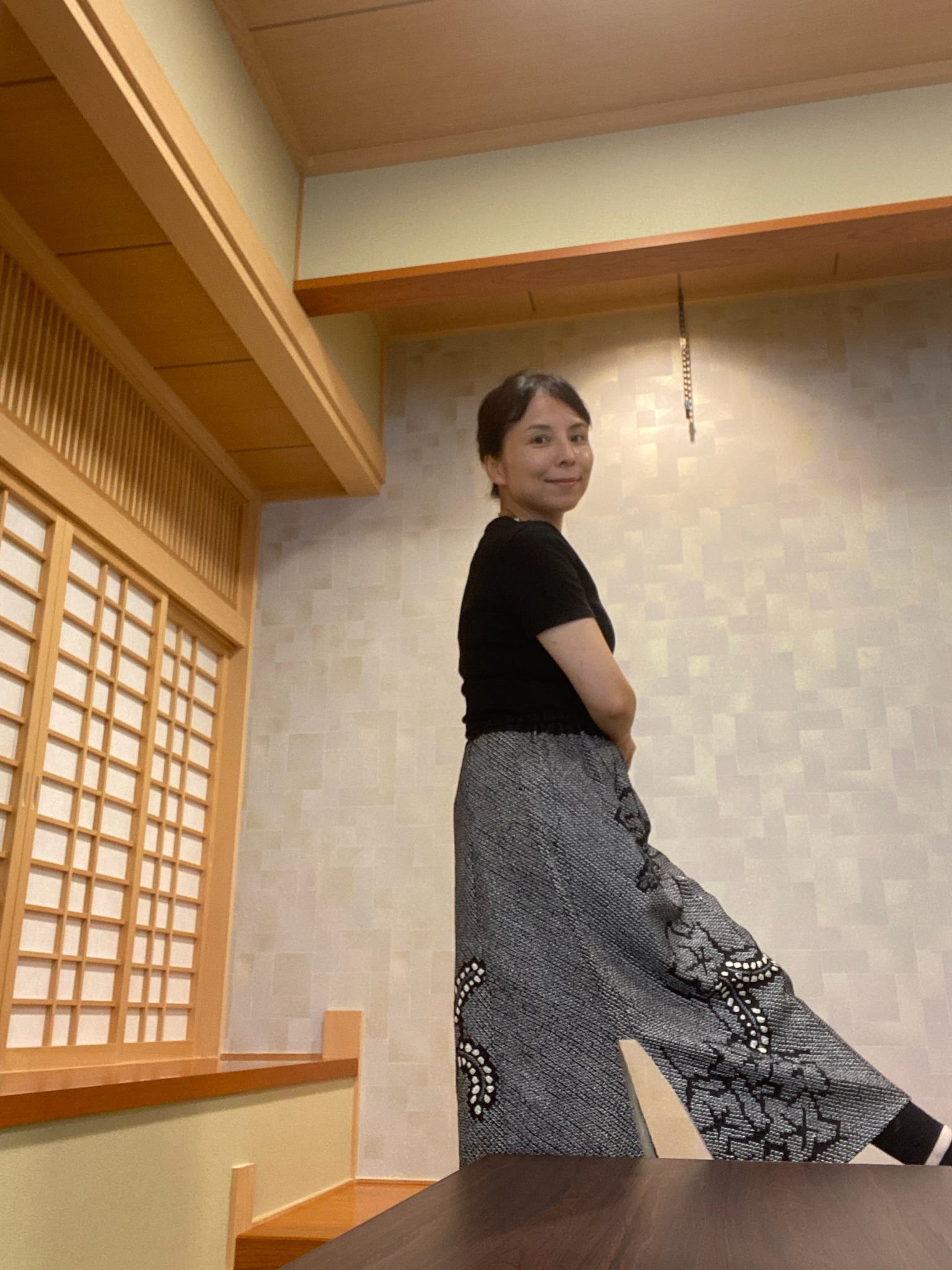 Hitomi in a traditional Japanese room